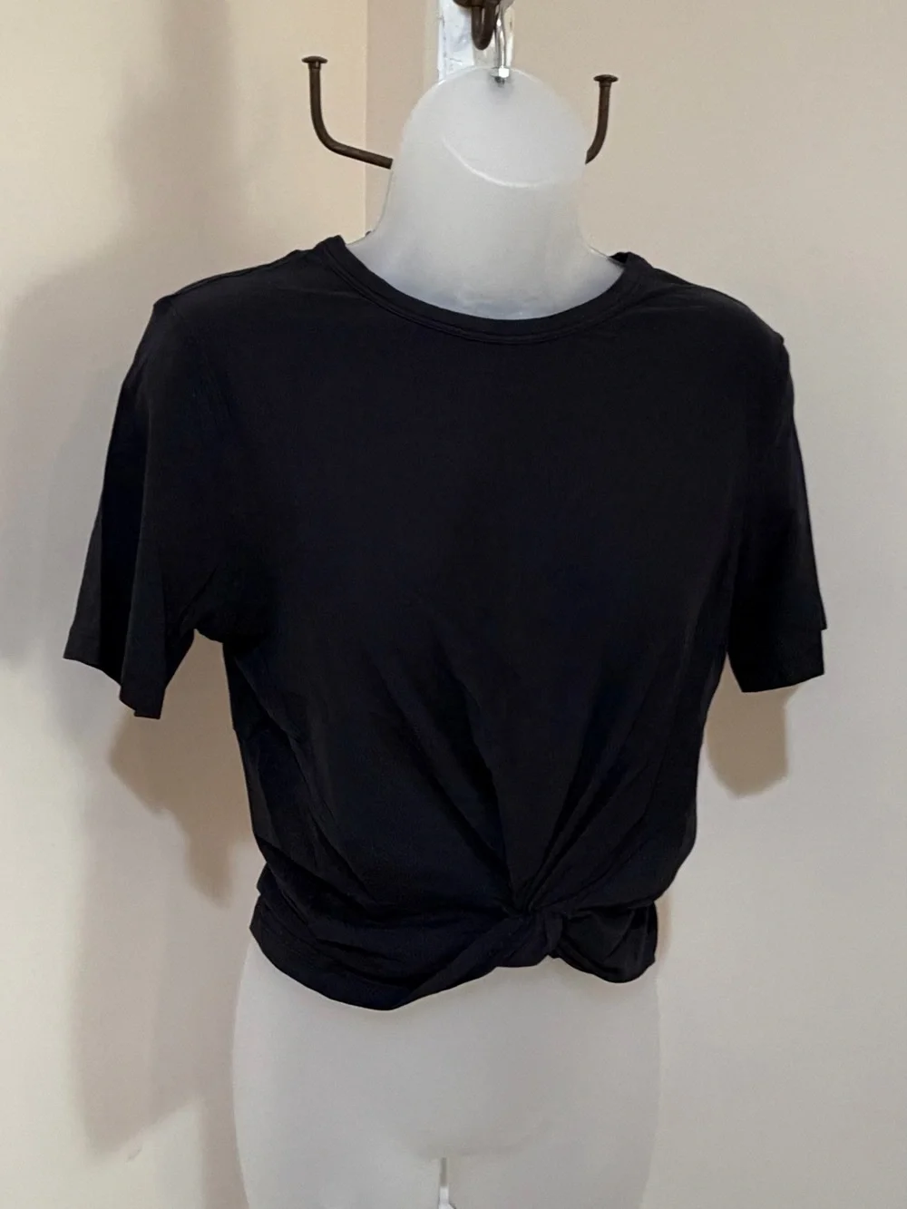 NWOT LULULEMON CRESCENT TEE TWIST FRONT WAIST LENGTH TOP IN BLACK SIZE 4